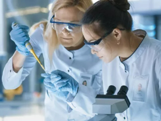 What kind of gloves is the best choice in chemical experiments?