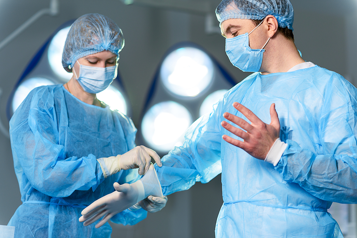 Surgical Gowns, Protective Gowns, Isolation Gowns: Materials, Standards, Wearing Characteristics and Application Scenarios