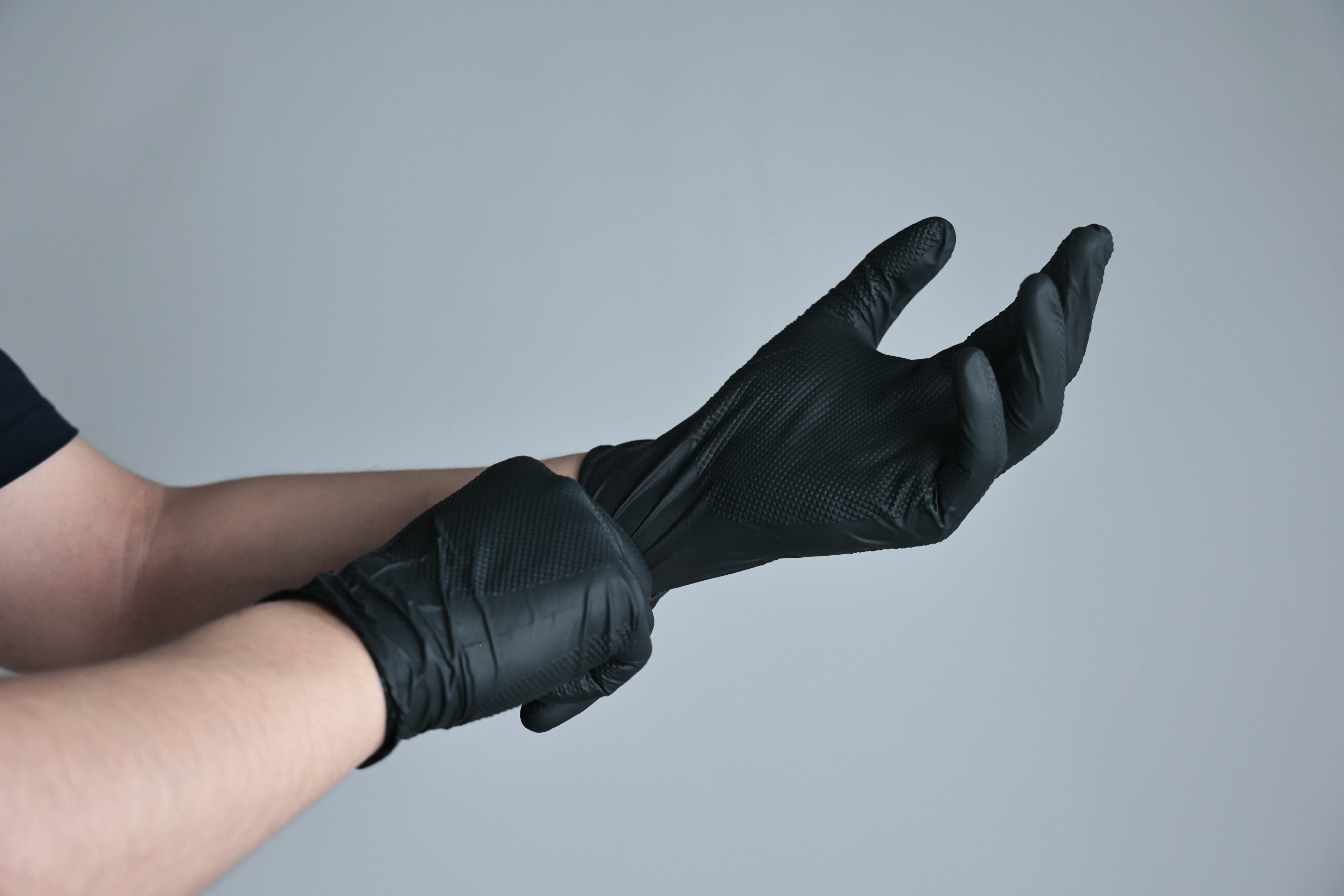 Top Industrial Nitrile Gloves in Europe: Diamond Black Nitrile Gloves for Maximum Protection